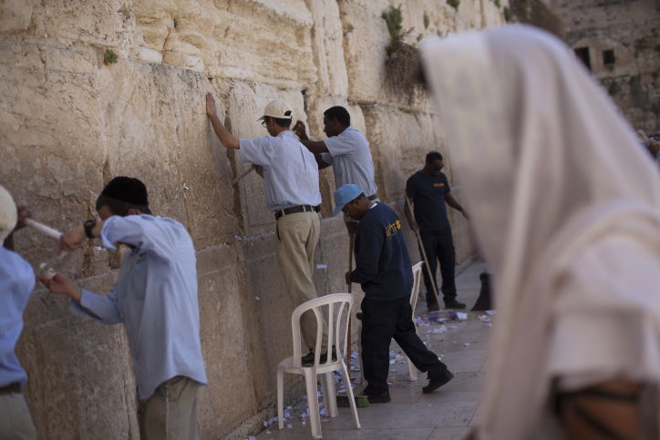 לכבוד פסח: ניקיון יסודי גם בכותל המערבי