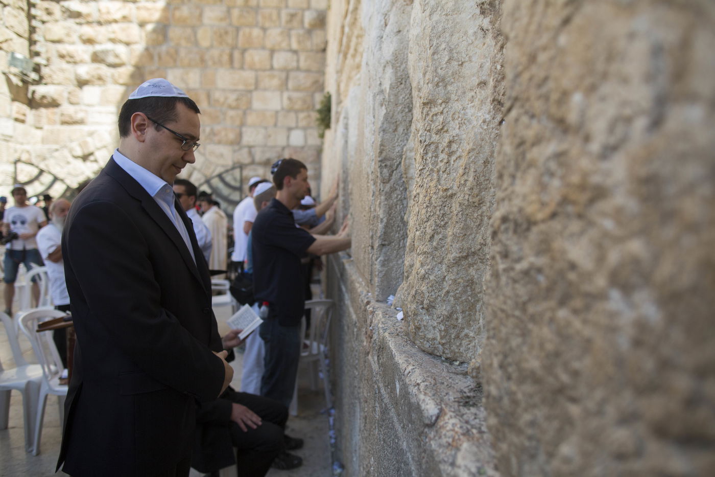 ראש ממשלת רומניה ביקר בכותל המערבי • תמונות