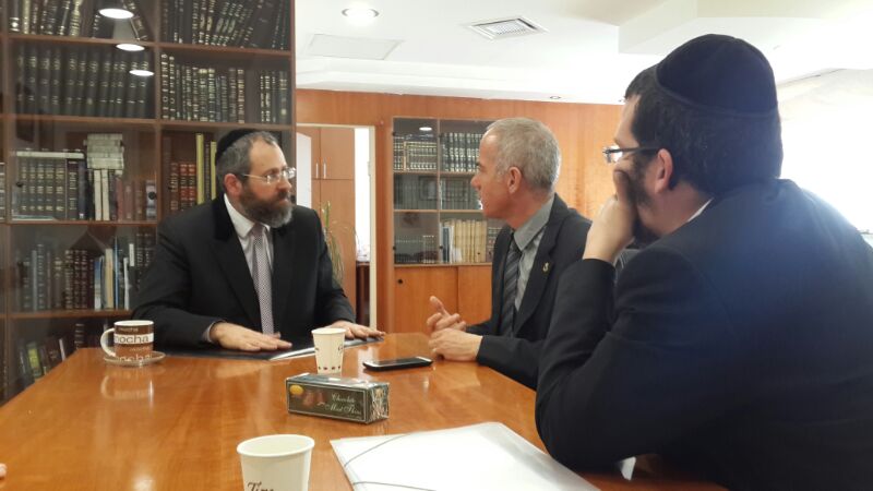 הרב הראשי הגר"ד לאו עם מנכ"ל העירייה ונציג המתפללים