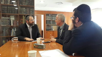 הרב הראשי הגר"ד לאו עם מנכ"ל העירייה ונציג המתפללים