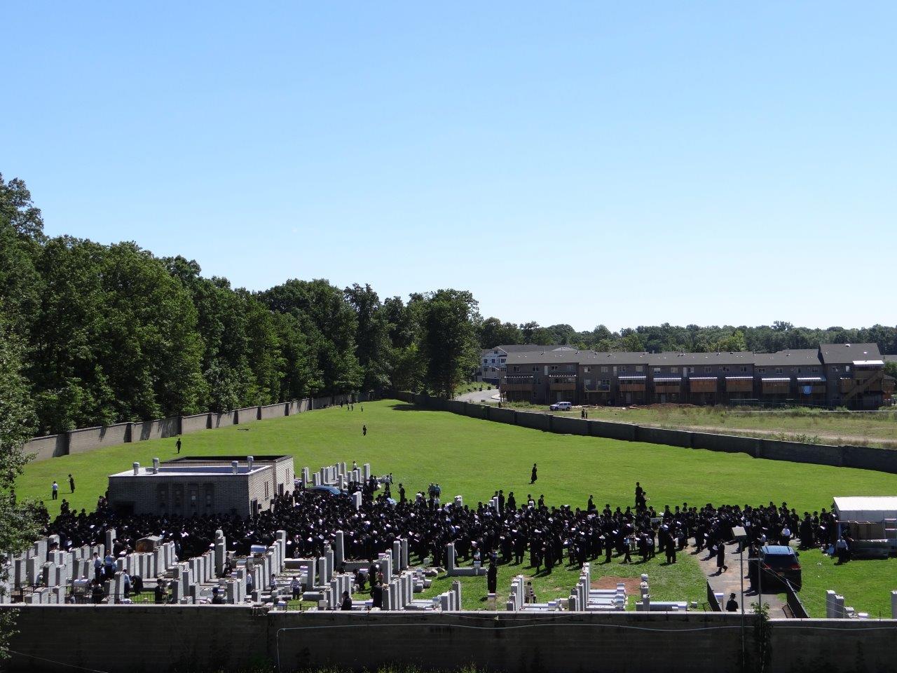 יארצייט בסקווירא • תיעוד ענק