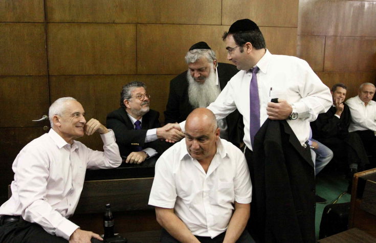 חלק מנאשמי פרשת הולילנד בבית המשפט