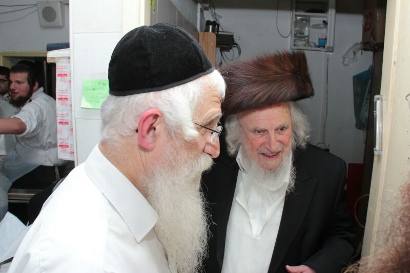 צפו בגלריה: הרבנים הגאונים לבית אוירבך אפו מצות לפסח