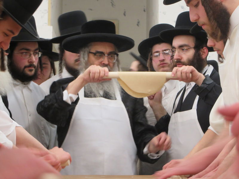 גלריה: האדמו"ר מסאטמר אופה מצות לפסח