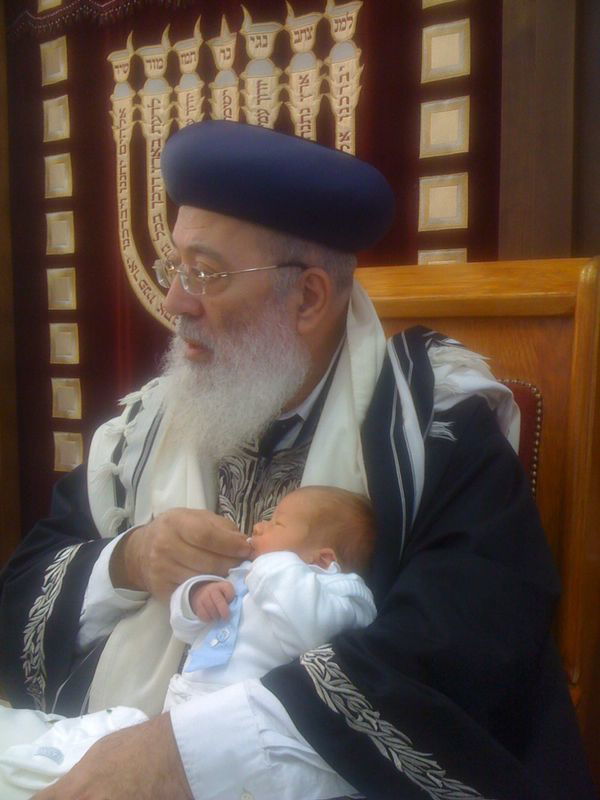 הרב שלמה משה עמאר שימש סנדק בברית לתינוק שנקרא על שמו