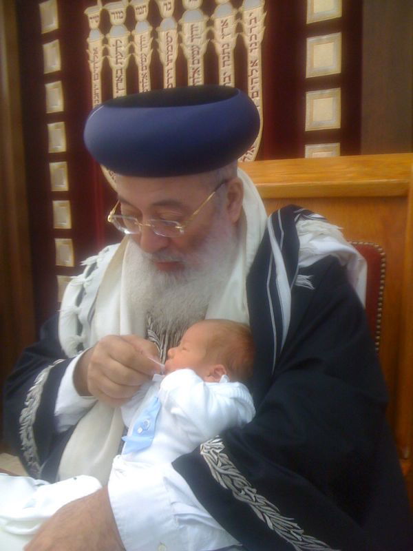 הרב שלמה משה עמאר שימש סנדק בברית לתינוק שנקרא על שמו