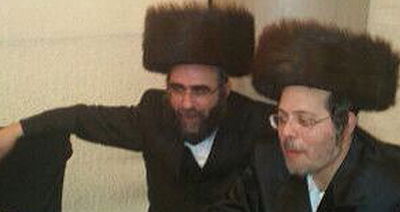 במרכז: הרב מרדכי רוטנברג