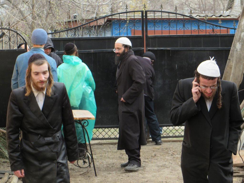 תיעוד: שחיטת עופות ובהמות באומן לחג הפסח