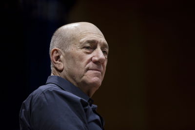 חקירה באזהרה. אהוד אולמרט