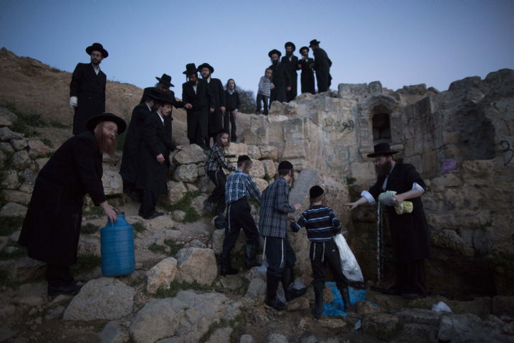 מרהיב: כך שואבים "מים שלנו" עבור אפיית מצות