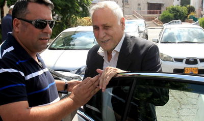 משה קצב באחת מחופשותיו