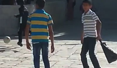 צפו: ילדים ערבים משחקים כדורגל על הר הבית