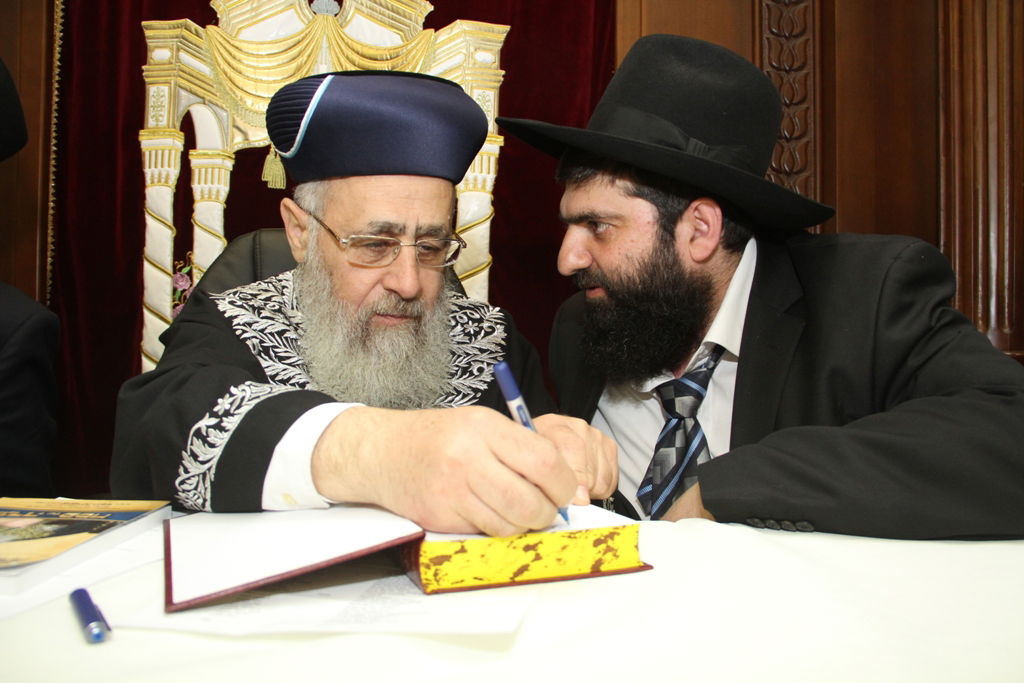 עדות הראשון לציון: "הנחת רוח לאבא אלו בני התורה"