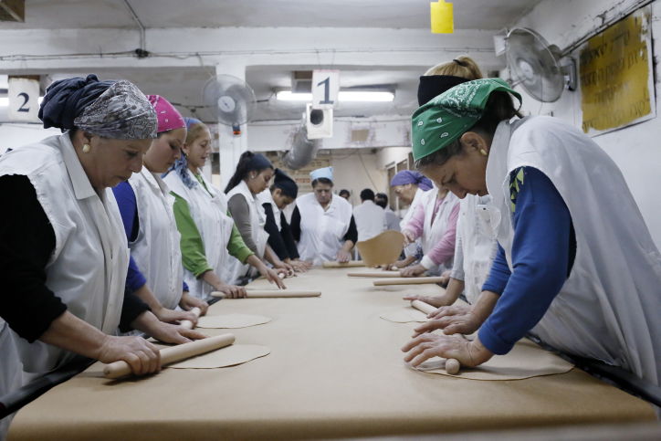 תיעוד: נשים אופות מצות בקוממיות