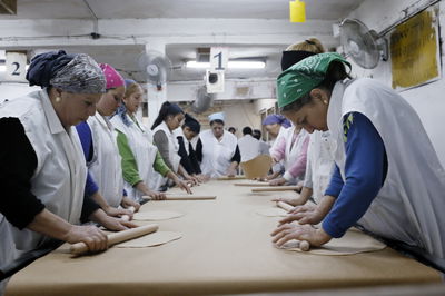 תיעוד: נשים אופות מצות בקוממיות