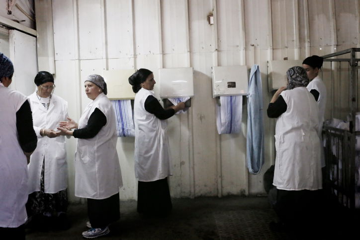 תיעוד: נשים אופות מצות בקוממיות