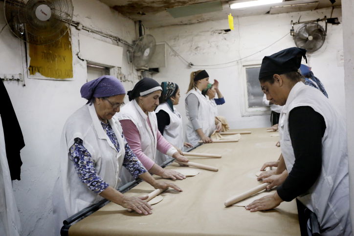 תיעוד: נשים אופות מצות בקוממיות