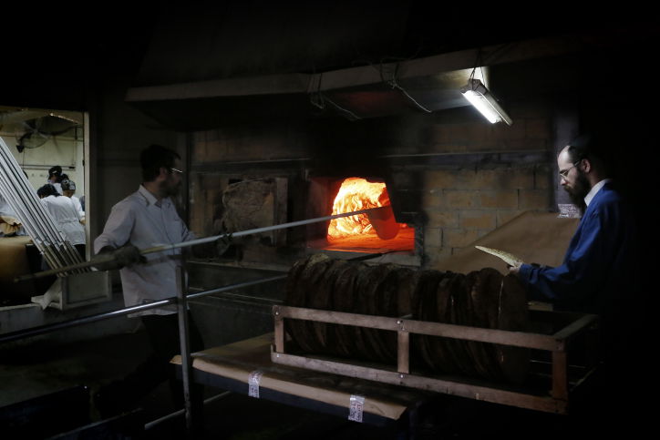 תיעוד: נשים אופות מצות בקוממיות