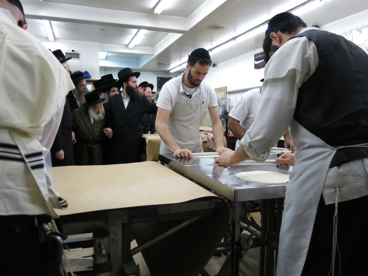 גלריה: האדמו"ר מסקולען אופה מצות בבורו פארק