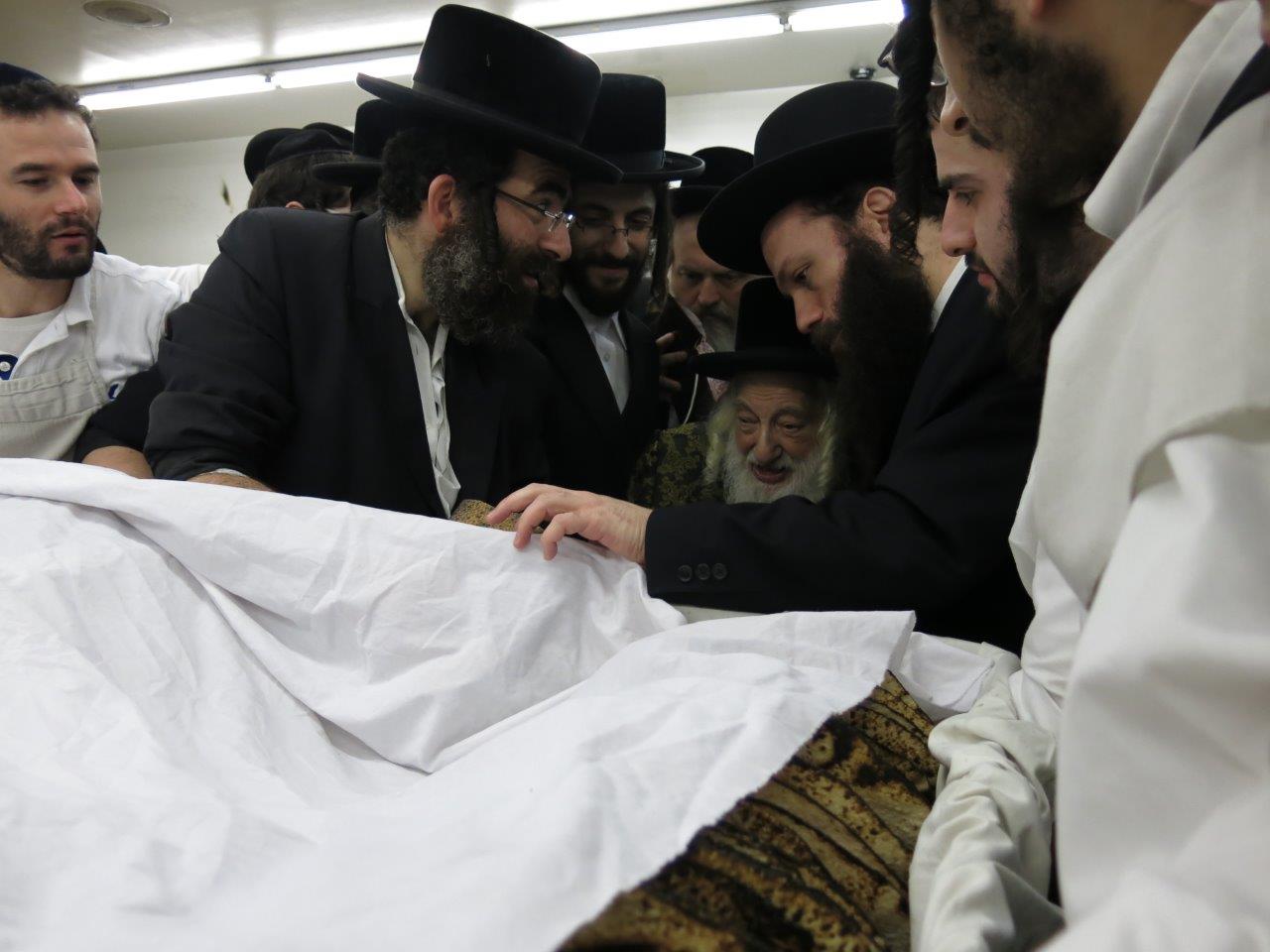 גלריה: האדמו"ר מסקולען אופה מצות בבורו פארק