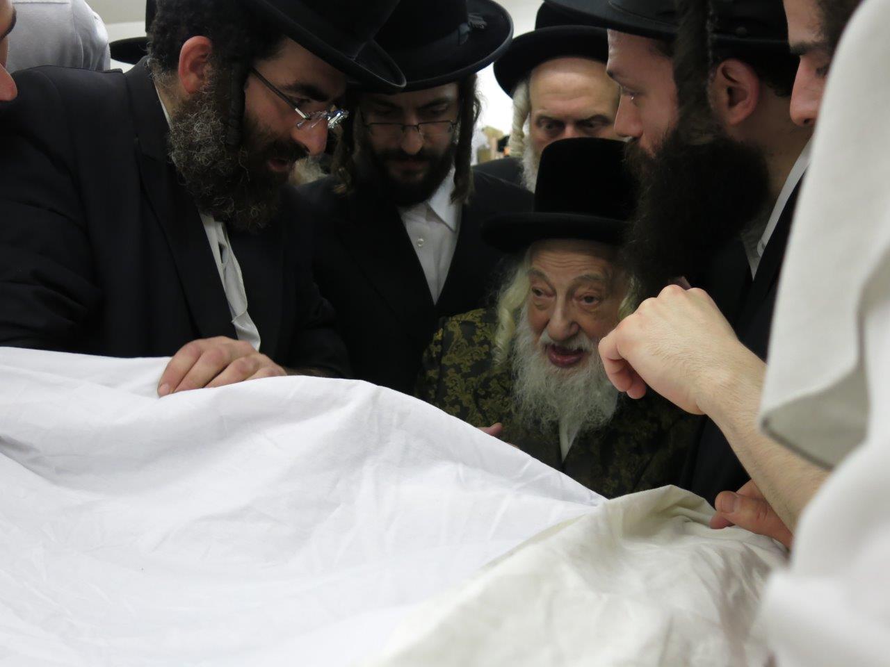 גלריה: האדמו"ר מסקולען אופה מצות בבורו פארק