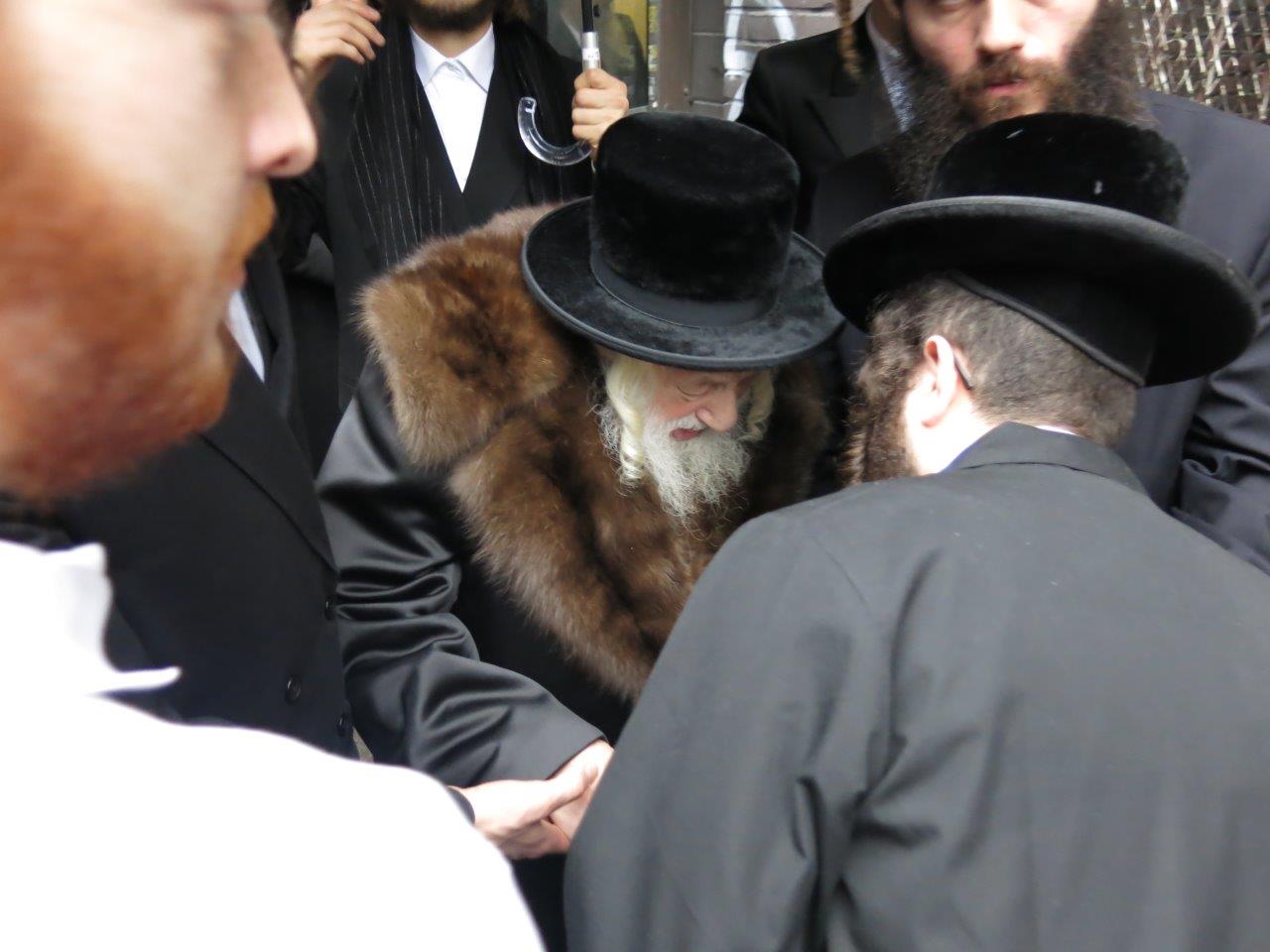 גלריה: האדמו"ר מסקולען אופה מצות בבורו פארק