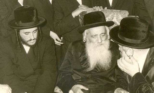 במרכז התמונה בעל ה"אמרי חיים" לשמאלו בעל ה"ישועות משה" ומימינו האדמו"ר מויז'ניץ