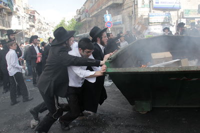 צפו: המפגינים החרדים מבעירים את גאולה
