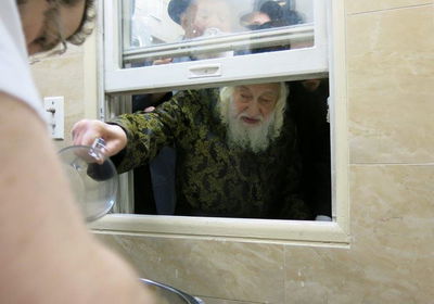 גלריה: האדמו"ר מסקולען אופה מצות בבורו פארק