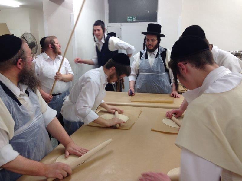 לונדון אופה מצות לפסח. צפו בתיעוד