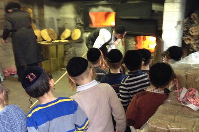 לונדון אופה מצות לפסח. צפו בתיעוד