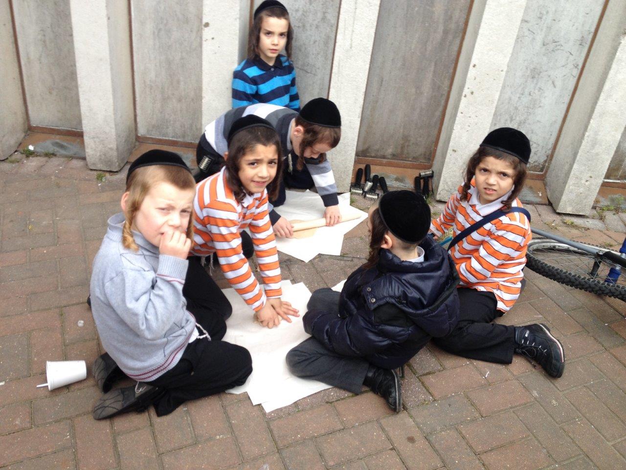 לונדון אופה מצות לפסח. צפו בתיעוד