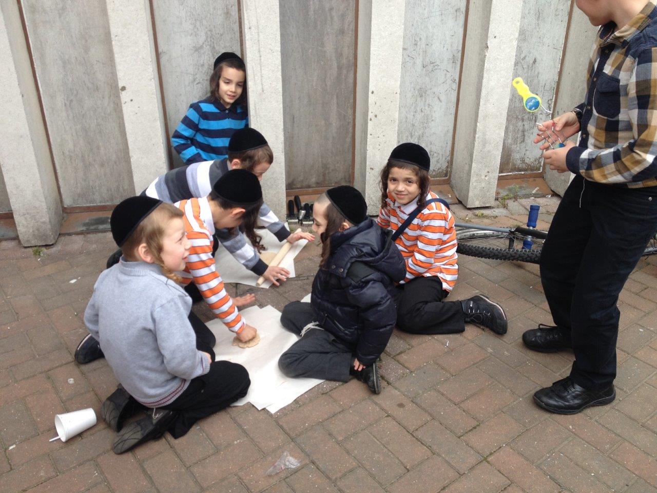 לונדון אופה מצות לפסח. צפו בתיעוד