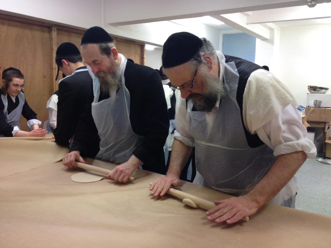 לונדון אופה מצות לפסח. צפו בתיעוד