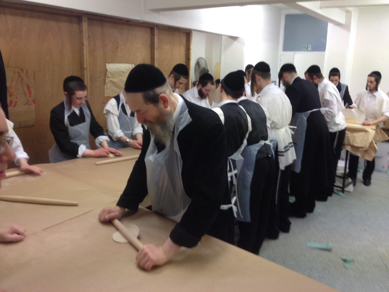 לונדון אופה מצות לפסח. צפו בתיעוד