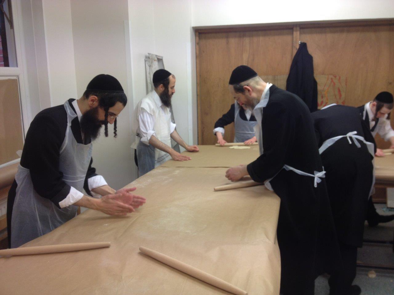 לונדון אופה מצות לפסח. צפו בתיעוד