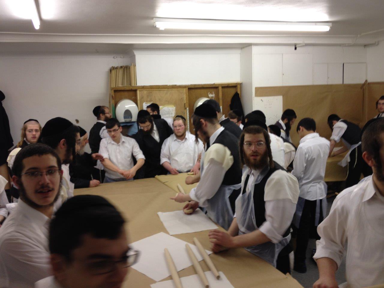 לונדון אופה מצות לפסח. צפו בתיעוד