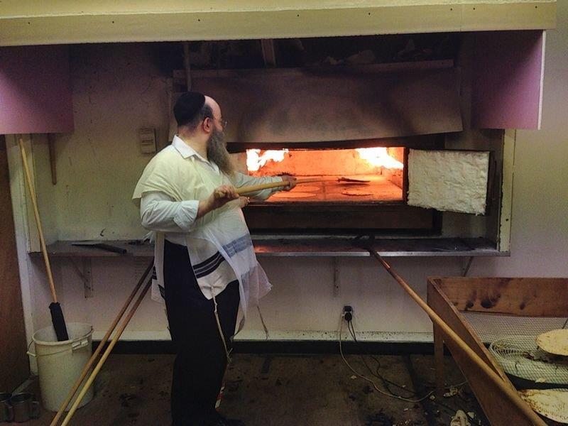 לונדון אופה מצות לפסח. צפו בתיעוד