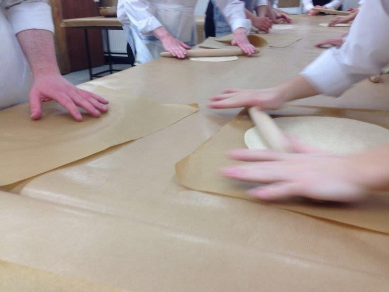 לונדון אופה מצות לפסח. צפו בתיעוד