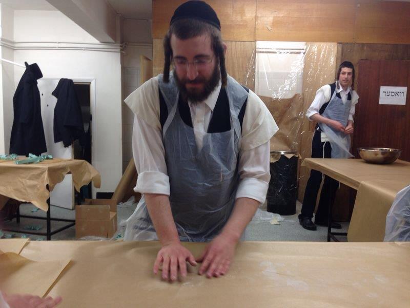 לונדון אופה מצות לפסח. צפו בתיעוד