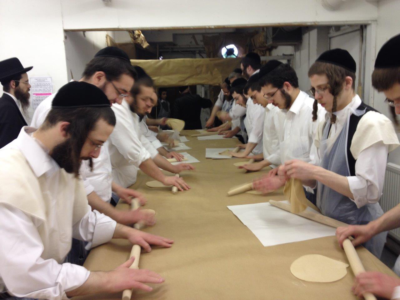 לונדון אופה מצות לפסח. צפו בתיעוד