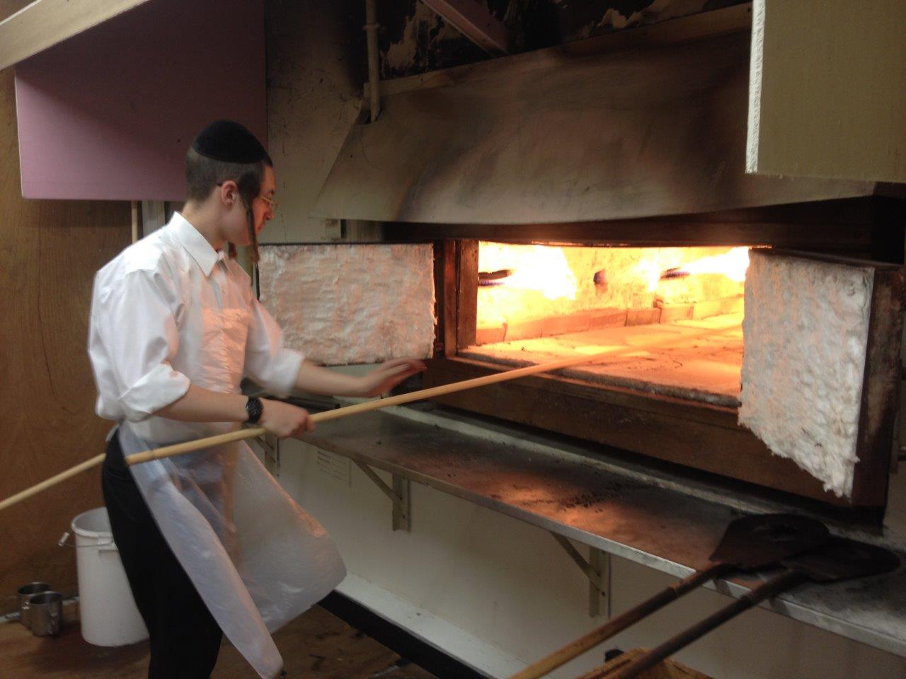 לונדון אופה מצות לפסח. צפו בתיעוד