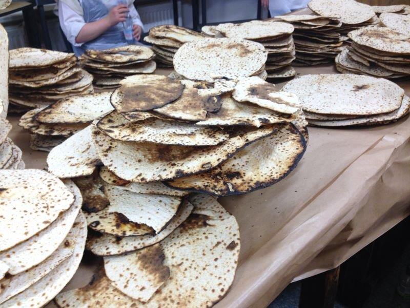 לונדון אופה מצות לפסח. צפו בתיעוד