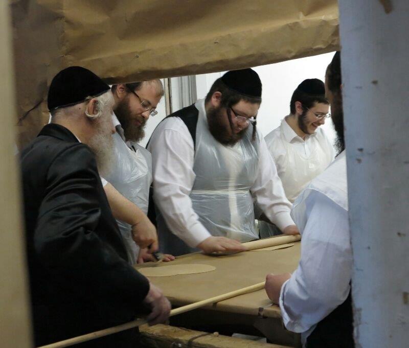 לונדון אופה מצות לפסח. צפו בתיעוד