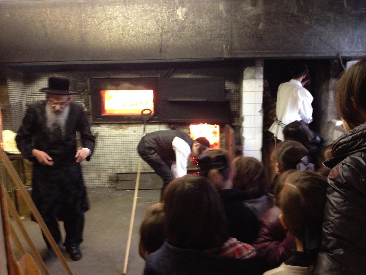 לונדון אופה מצות לפסח. צפו בתיעוד