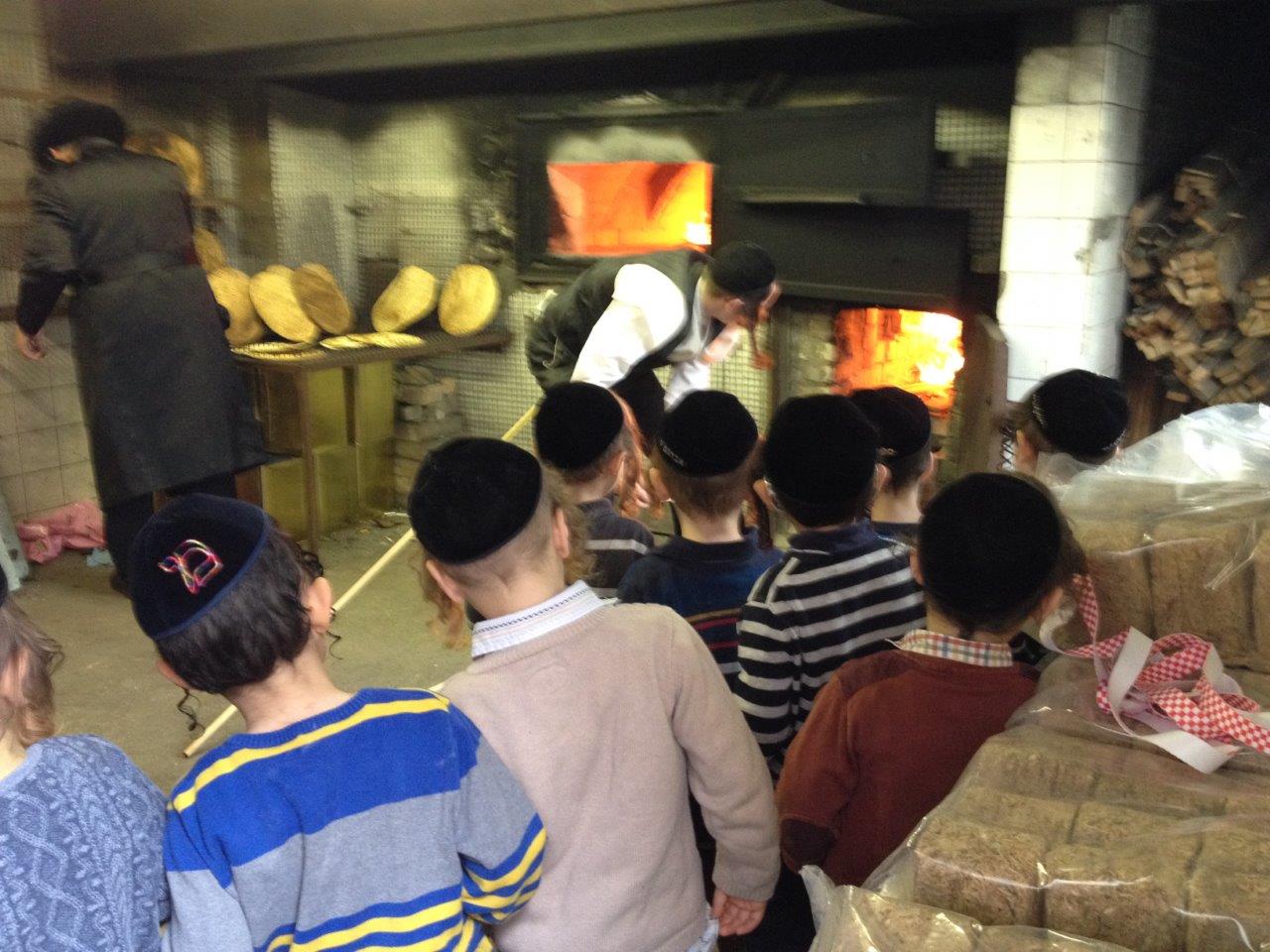 לונדון אופה מצות לפסח. צפו בתיעוד