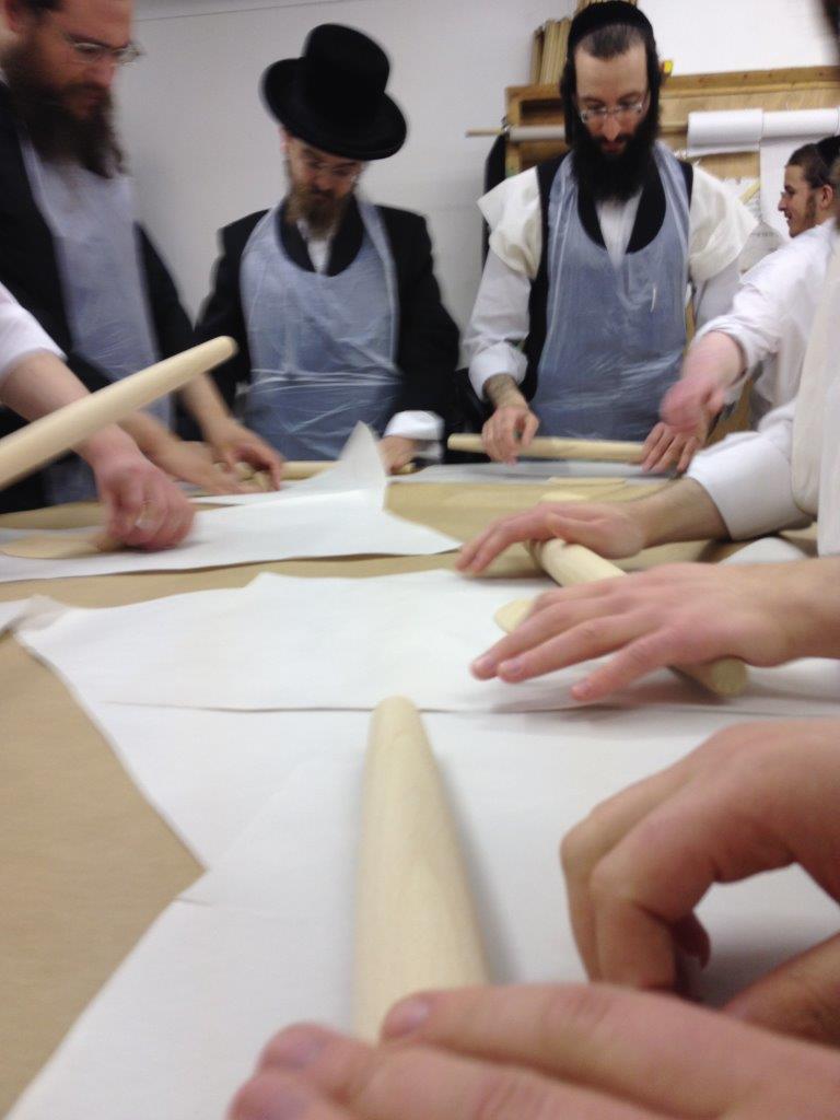 לונדון אופה מצות לפסח. צפו בתיעוד