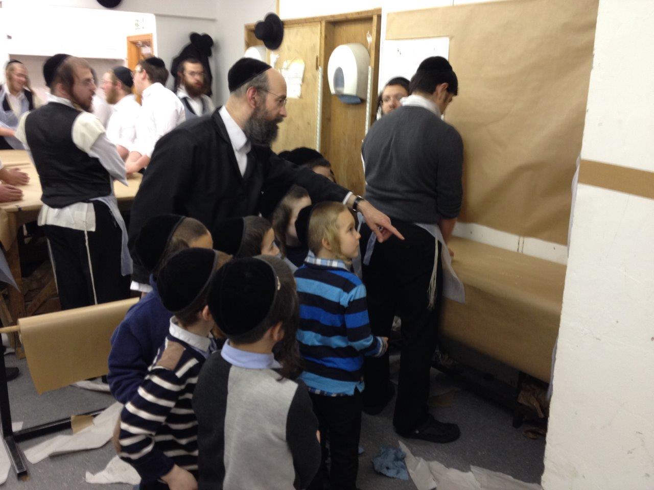 לונדון אופה מצות לפסח. צפו בתיעוד