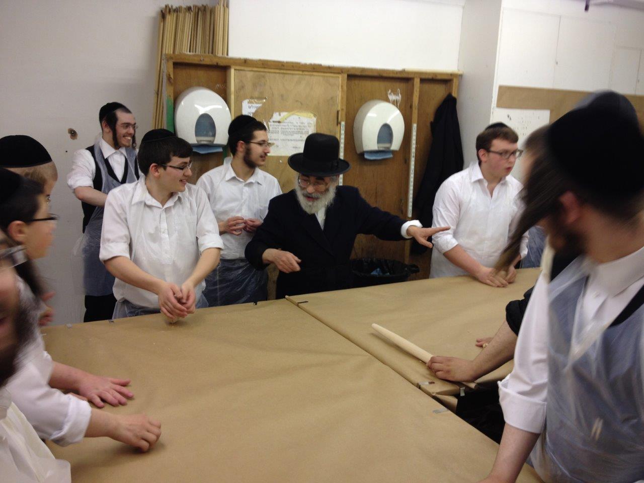 לונדון אופה מצות לפסח. צפו בתיעוד