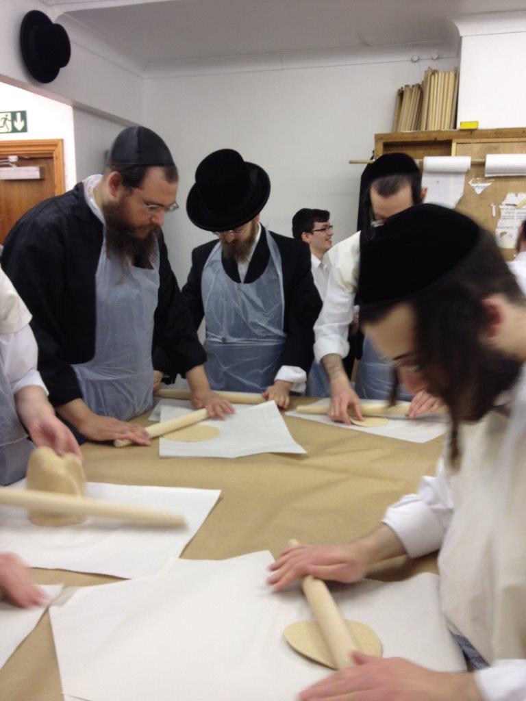 לונדון אופה מצות לפסח. צפו בתיעוד